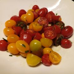 A picture of Rainbow tomatoes and balsamic salad.