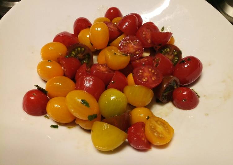 Rainbow tomatoes and balsamic salad