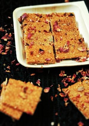 तिल गुड़ की चिक्की (til gur ki chikki recipe in Hindi) रेसिपी मुख्य फोटो
