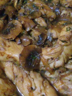 Una foto de Pollo estilo chino con champiñones