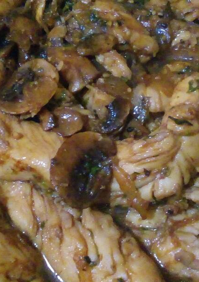 Una foto de Pollo estilo chino con champiñones