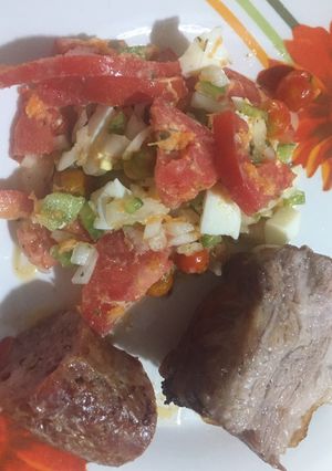 Una foto de Costilla de cerdo y chorizo al horno con ensalada mixta