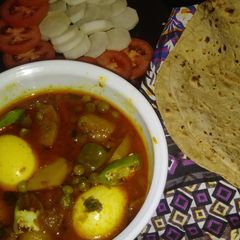 A picture of Anda aloo matar salan/chapati.
