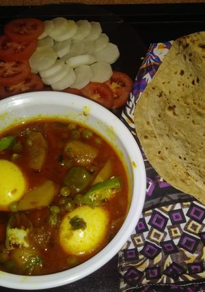 A picture of Anda aloo matar salan/chapati.