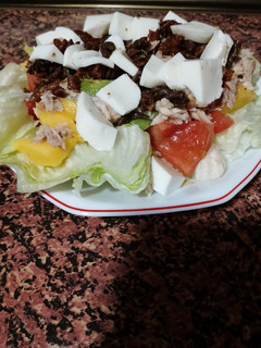 Una foto de Ensalada de pasta crujiente y Caballa