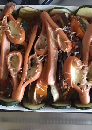 Une photo de Tian de légumes du soleil saucisses de Strasbourg et emmental