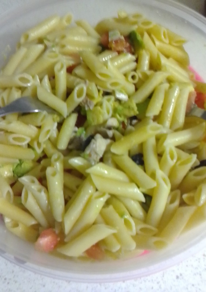 Una foto de Ensalada de pollo, aguacate y pasta
