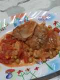 Lengua en salsa con papas y arvejas