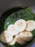 Smoothie bowl από σπανάκι, kale, μάνγκο, μπανάνα & πράσινο μήλο