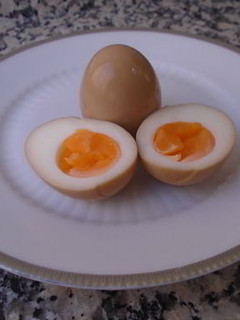 Una foto de Ajitsuke tamago o huevos marinados en soja