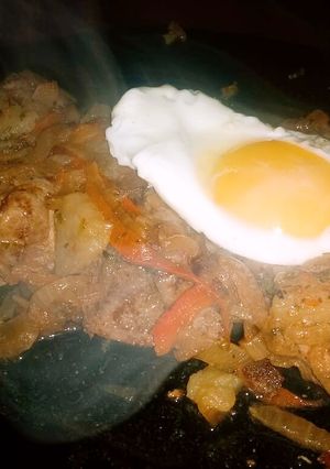 Una foto de Hígado con cebolla, morrón, papitas y huevitos! 😊
