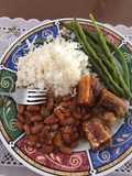 Frijoles con chicharrón y habichuelas encurtidas