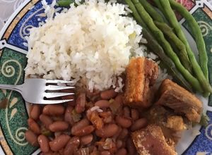 Una foto de Frijoles con chicharrón y habichuelas encurtidas