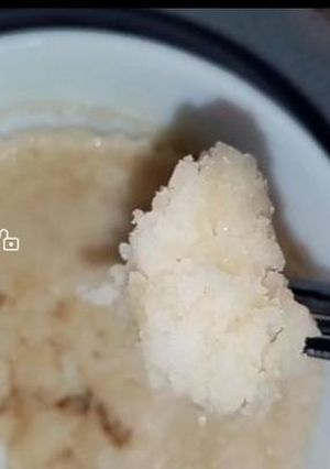A picture of Mug cake in microwave.