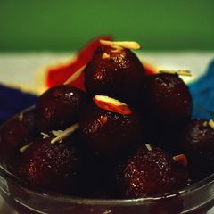 A picture of Gulab jamun.
