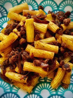 Una foto de Tortiglioni veganos con salsa melosa de soja texturizada