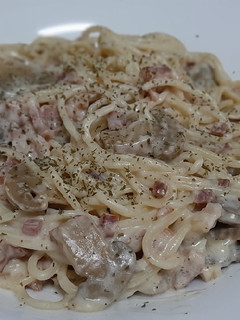 Una foto de Pasta con mi falsa carbonara
