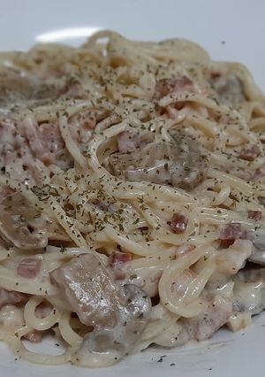 Una foto de Pasta con mi falsa carbonara