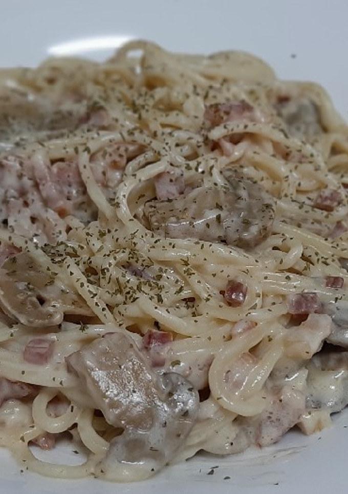 Una foto de Pasta con mi falsa carbonara