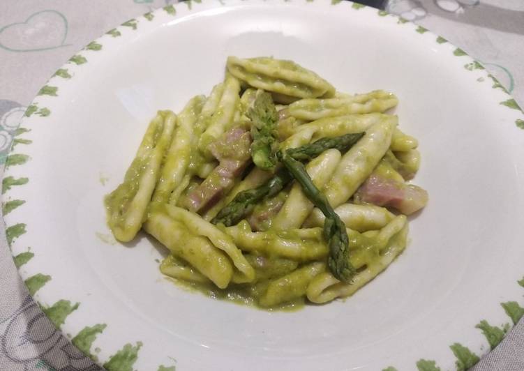 Cavatelli con crema di asparagi e pancetta