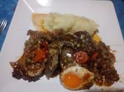 Una foto de sopa de arvejas con carne