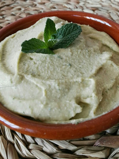 Una foto de Hummus de hierbabuena