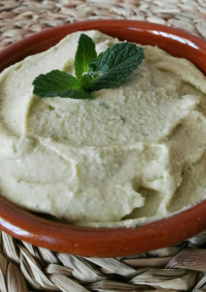 Una foto de Hummus de hierbabuena