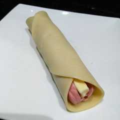 Una foto de Rollitos de salchicha, queso y cebollas caramelizadas