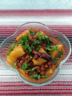 ચણા બટાકા નું શાક (Chana Bataka Shak Recipe In Gujarati) રેસીપી મુખ્ય ફોટો