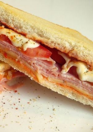 Una foto de Sándwich de jamón y queso en airfyer