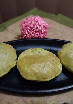 A picture of Palak poori.