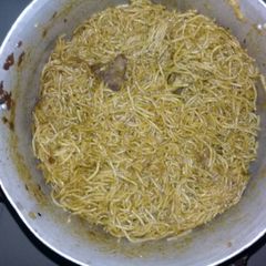 Spaghetti and chicken A picture of Spaghetti and chicken.