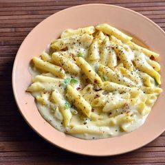 A picture of White sauce cheesy pasta.