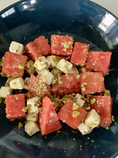Una foto de Ensalada de Sandía, Queso Feta y Pistachos