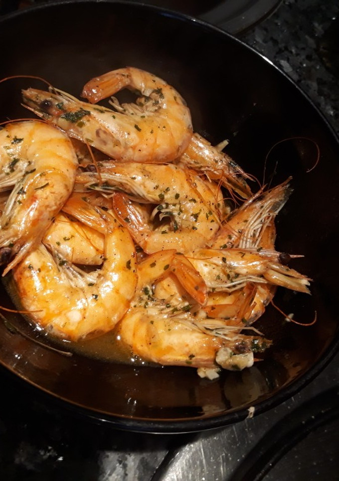 Una foto de Camarones al ajillo😋
