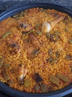 Una foto de Paella de pollo y conejo🥘
