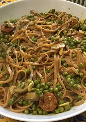 Une photo de Antichis rouges aux petits pois, champignons et chorizo