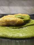 Scaloppine croccanti di filetti di pesce su vellutata di piselli