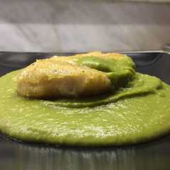 A picture of Scaloppine croccanti di filetti di pesce su vellutata di piselli.