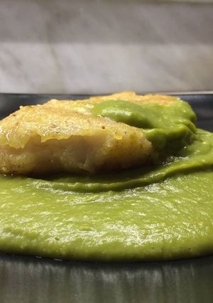 Foto di Scaloppine croccanti di filetti di pesce su vellutata di piselli