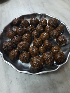 எள்ளுருண்டை(ellu urundai recipe in tamil) செய்முறை முக்கிய புகைப்படம்