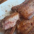 Baconnal, sajttal, hagymával töltött bőrös oldalas