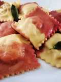 Ravioli bicolore alla rapa rossa, con salsiccia e ricotta
