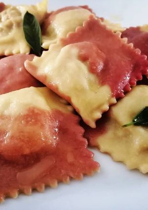 Foto di Ravioli bicolore alla rapa rossa, con salsiccia e ricotta
