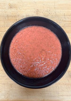 Foto principal de Sopa de tomate con hierba buena
