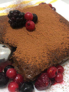 Una foto de Mousse de chocolate con frutos rojos