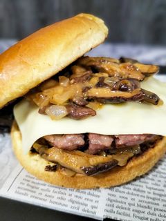 Una foto de Burger ibérica con cremoso de setas shiitake al yakiniku