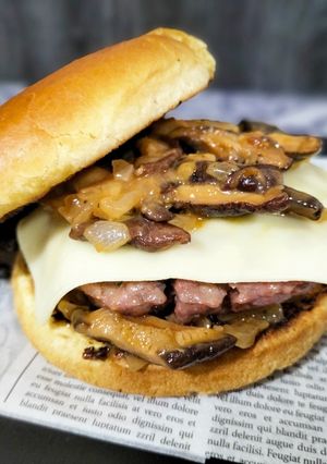 Una foto de Burger ibérica con cremoso de setas shiitake al yakiniku