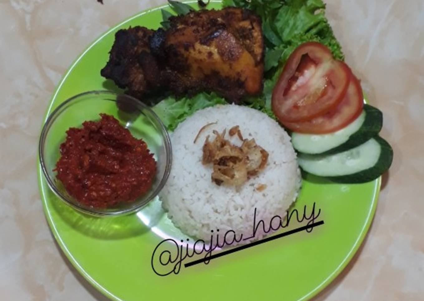 Ayam goreng dengan cabai rawit