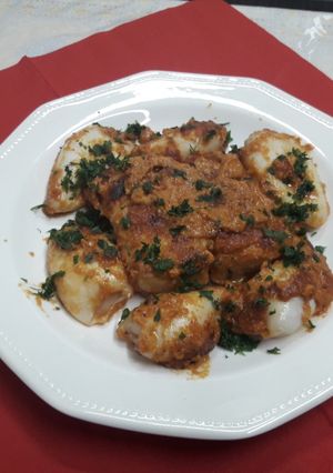 Una foto de Bacalao con calamares y romesco